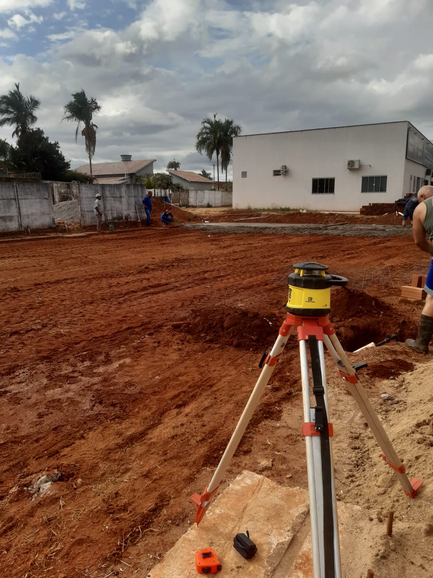 Equipamento de levantamento topográfico em terreno preparado