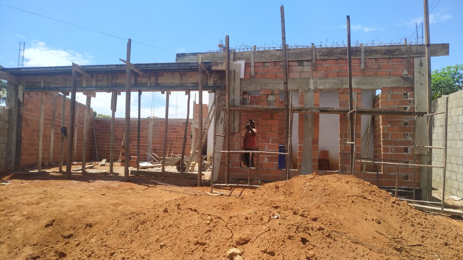 Edificação em alvenaria e estrutura de concreto em construção