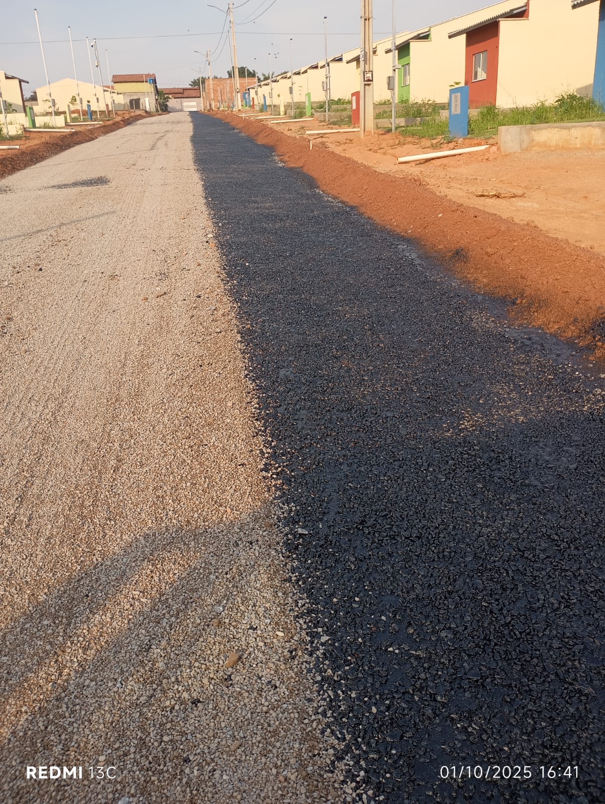 Trecho de via recebendo pavimentação asfáltica