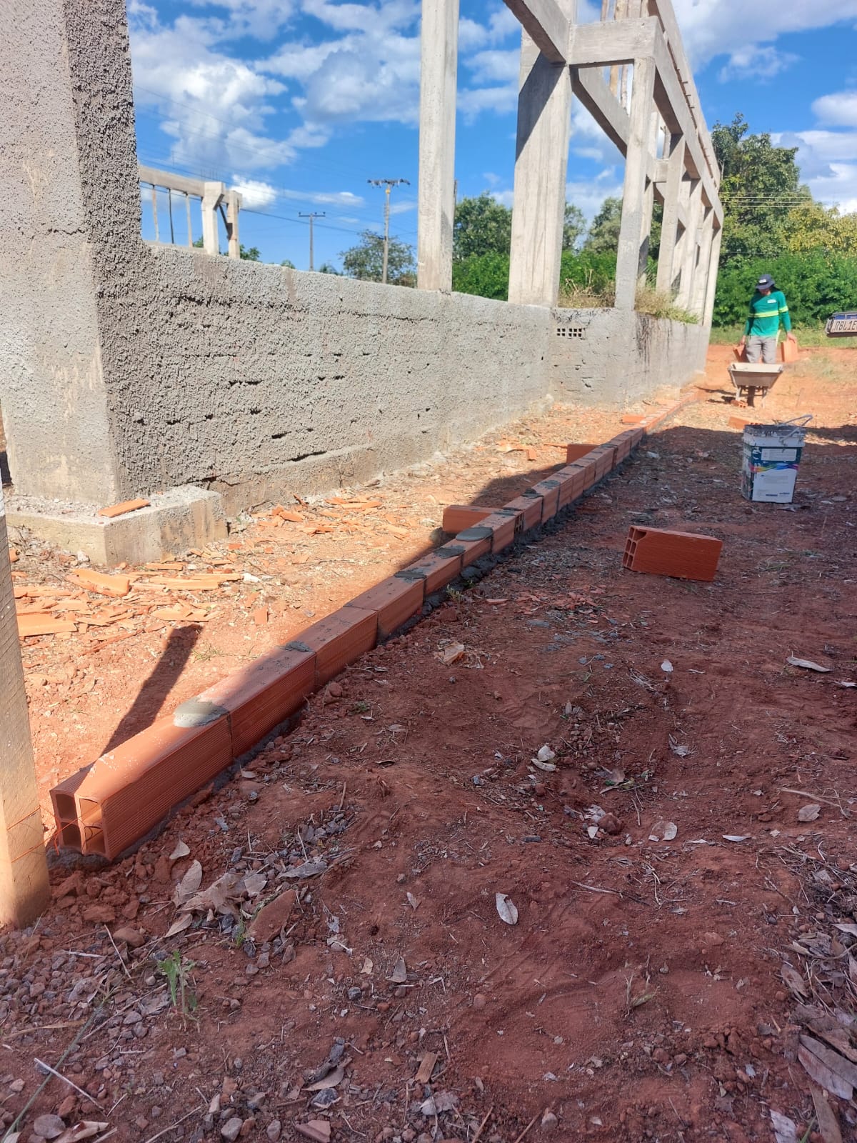 Pilares de concreto e início de alvenaria em edificação