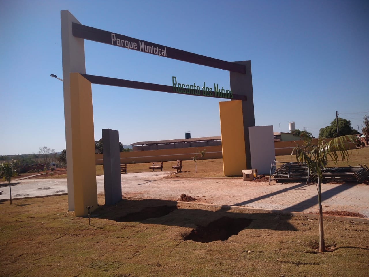 Pórtico de entrada de parque municipal executado