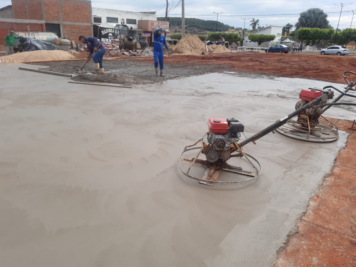 Concretagem e acabamento de piso com acabadora de superfície