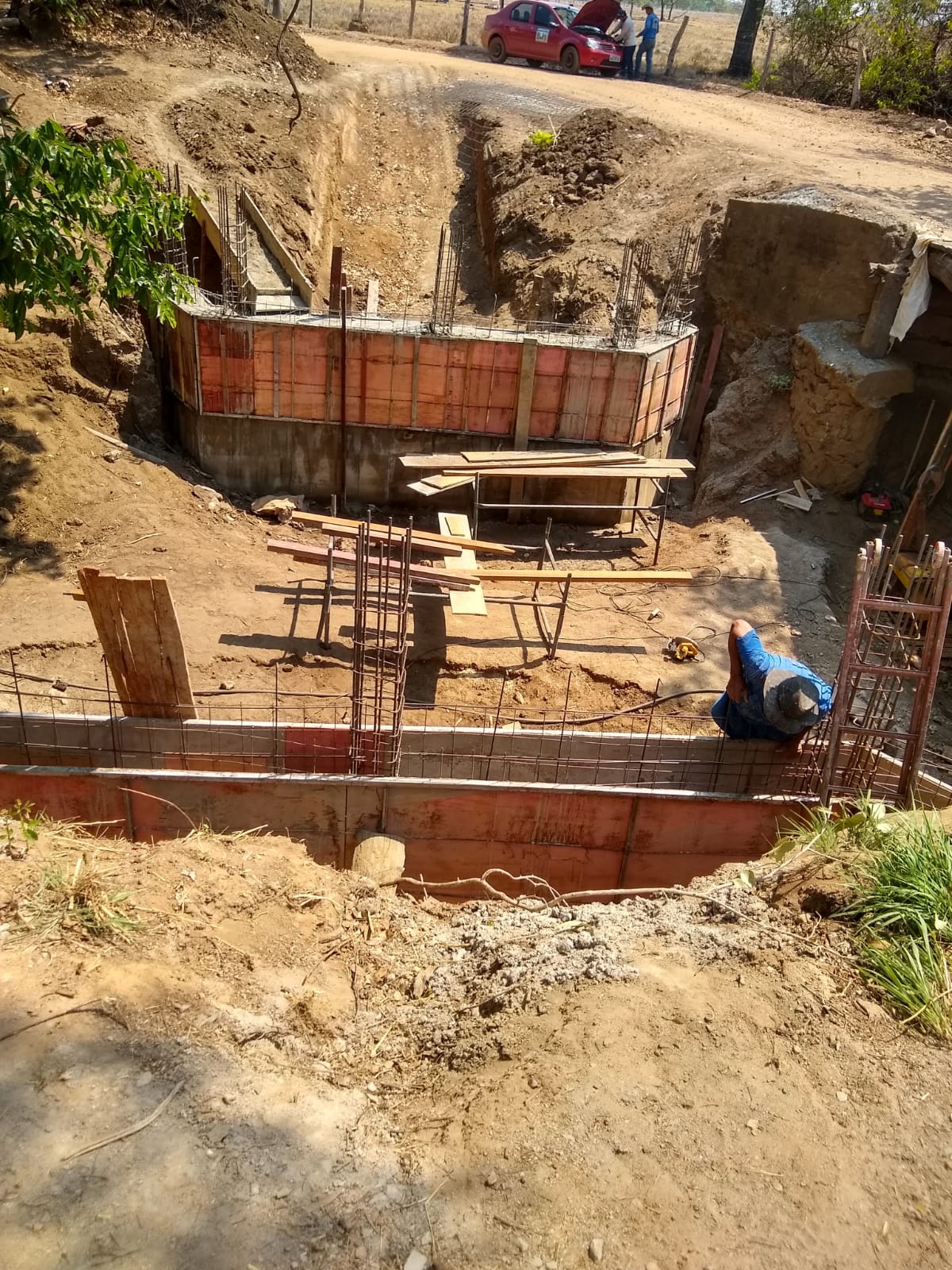 Estrutura de contenção em concreto com formas e armaduras