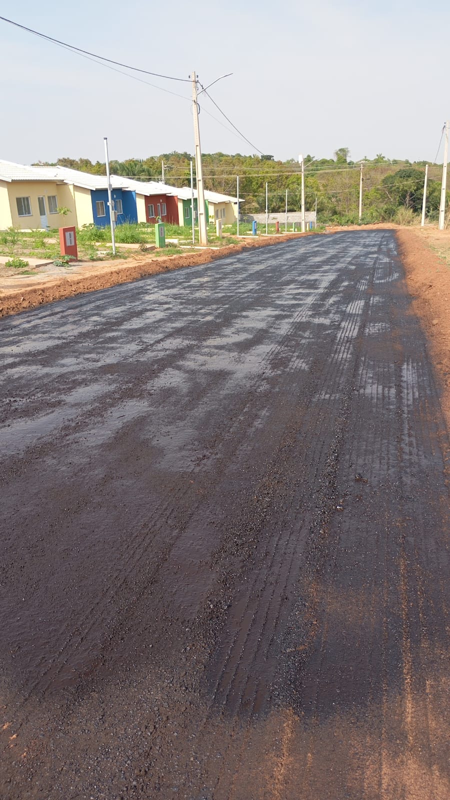 Rua residencial em execução de pavimentação