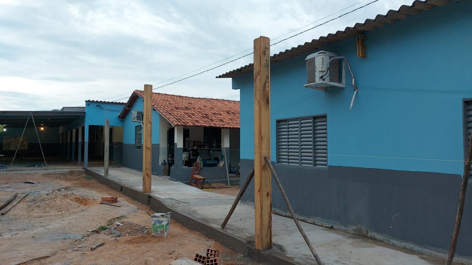 Edificação institucional com preparação de área externa