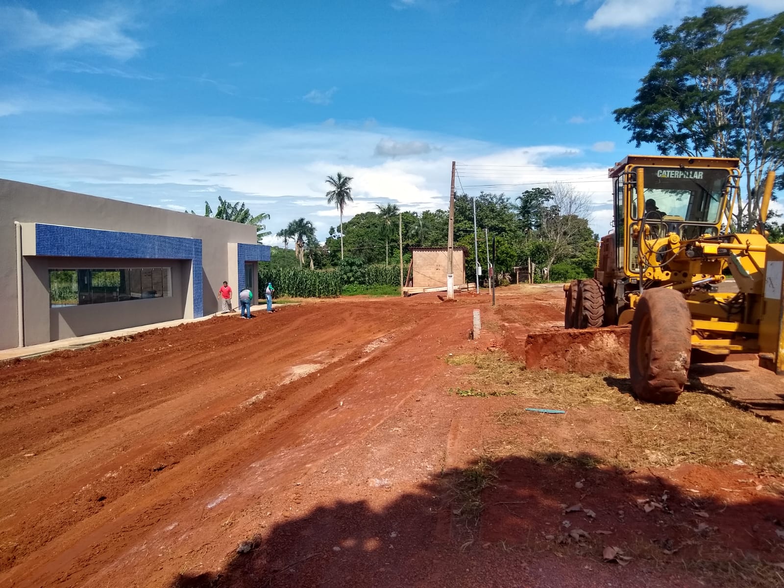 Motoniveladora executando serviço de terraplenagem em via de terra