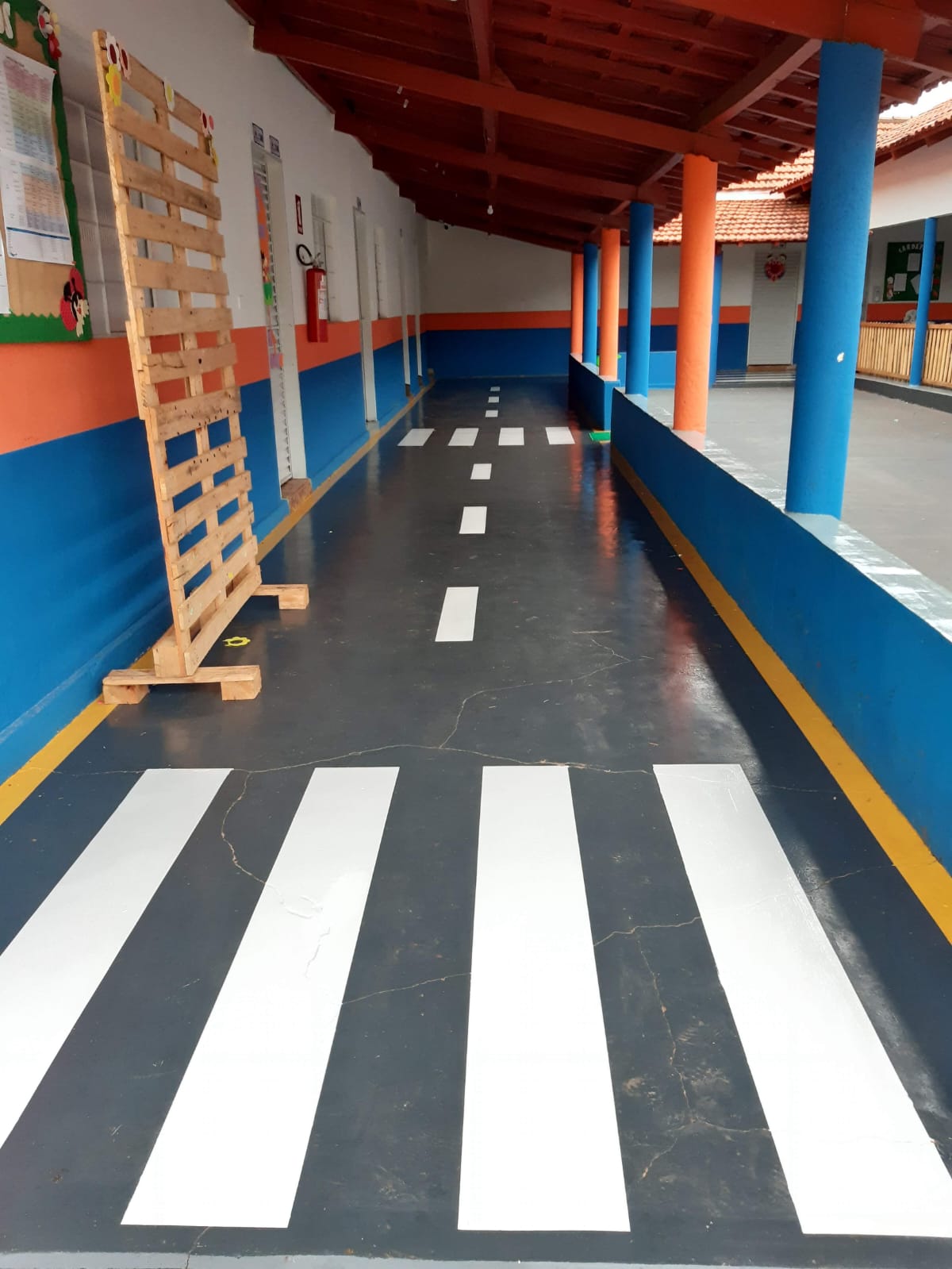 Corredor institucional com piso e sinalização executados